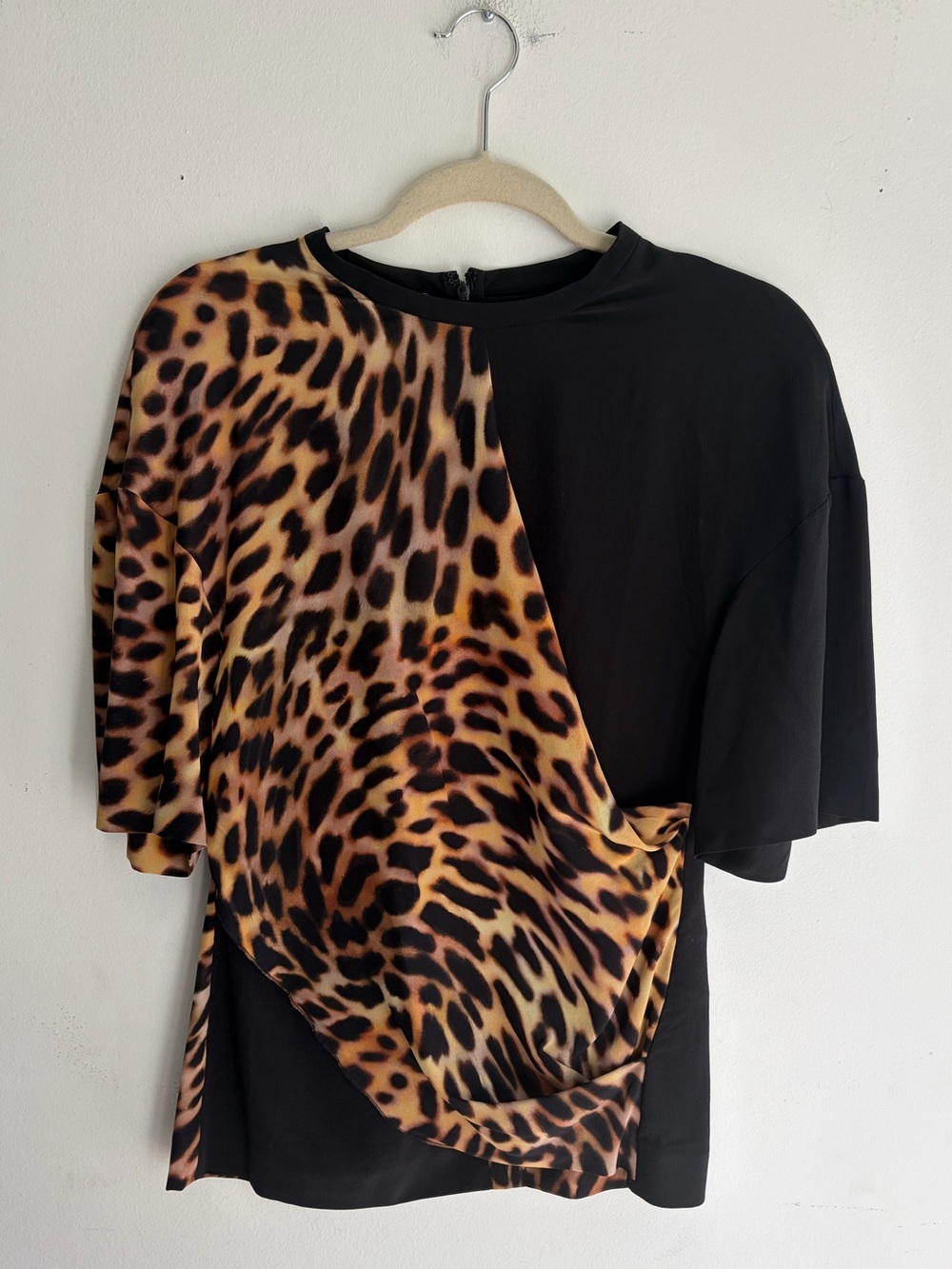 NWT! STELLA MCCARTNEY Silk T-Shirt with Relaxed Fit and Animal Print Size 40 M - Picture 3 of 6